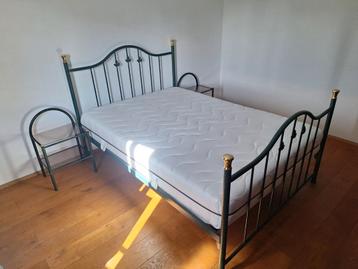 Stalen bed 140x200 + nieuwe matras + nachtkastjes beschikbaar voor biedingen