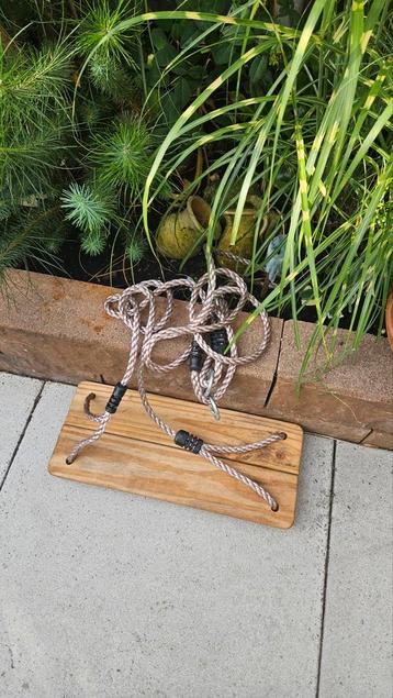 Houten schommel beschikbaar voor biedingen