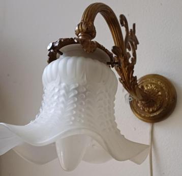 Antiek goudverguld wandlamp met blankglas geschulp kapje beschikbaar voor biedingen