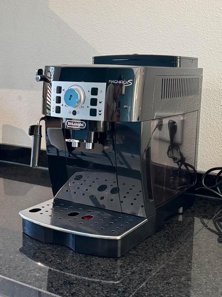 DeLonghi Magnifica S ECAM 22.110.B Espresso Machine, Witgoed en Apparatuur, Koffiezetapparaten, Gebruikt, Koffiebonen, Espresso apparaat