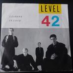 45 rpm Level 42 - Lessons In Love / Hot Water (Live), Ophalen of Verzenden, 7 inch, Pop, Single