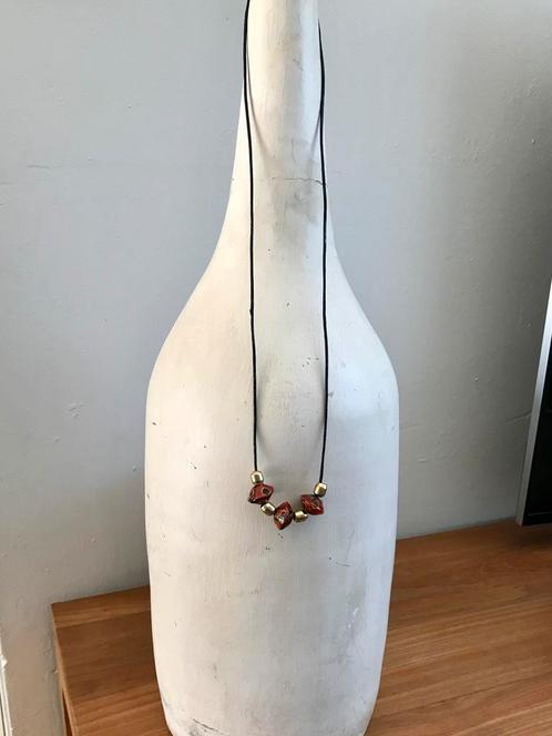 Halssieraad van leer met kralen (uit Frankrijk), Sieraden, Tassen en Uiterlijk, Kettingen, Nieuw, Overige materialen, Ophalen of Verzenden