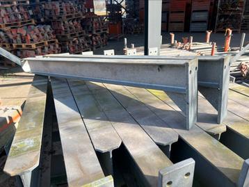 Stalen balkonliggers voor een zwevend balkon beschikbaar voor biedingen
