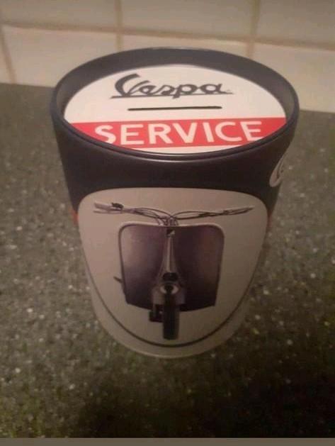 "Vespa Service" 125 cc spaarpot, blik, Verzamelen, Spaarpotten, Nieuw, Metaal of Blik, Ophalen of Verzenden
