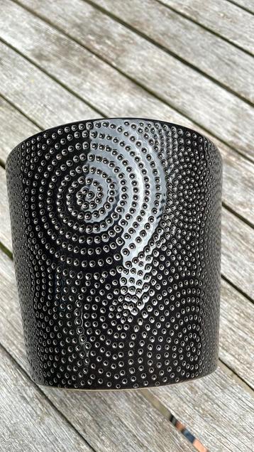 Zwarte bloempot. beschikbaar voor biedingen