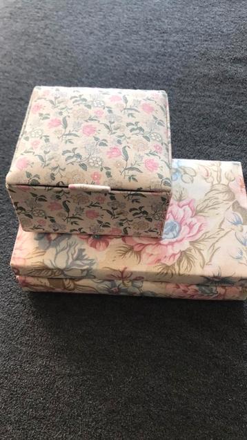 Set stoffen doosjes beschikbaar voor biedingen
