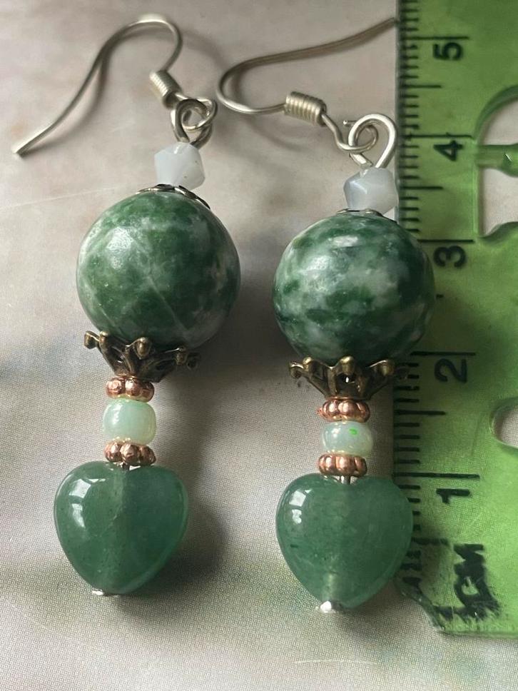 Mooie groene natuurstenen hangers, Sieraden, Tassen en Uiterlijk, Oorbellen, Nieuw, Hangers, Overige materialen, Groen, Met edelsteen