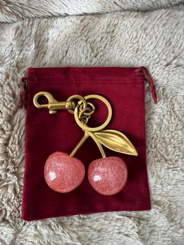 Cherry bag Charm sleutelhanger (authentiek roze), Sieraden, Tassen en Uiterlijk, Broches, Nieuw, Overige materialen, Roze, 4 tot 7 cm