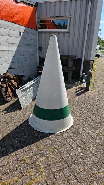 Grote fiberglas pion beschikbaar voor biedingen