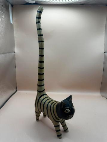 Handgesneden houten kat met lange staart zwart/wit gestreept beschikbaar voor biedingen