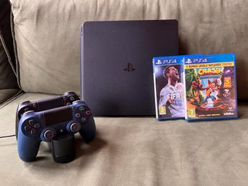 PS4 slim met 2 controllers, charging dock en 2 spelletjes beschikbaar voor biedingen