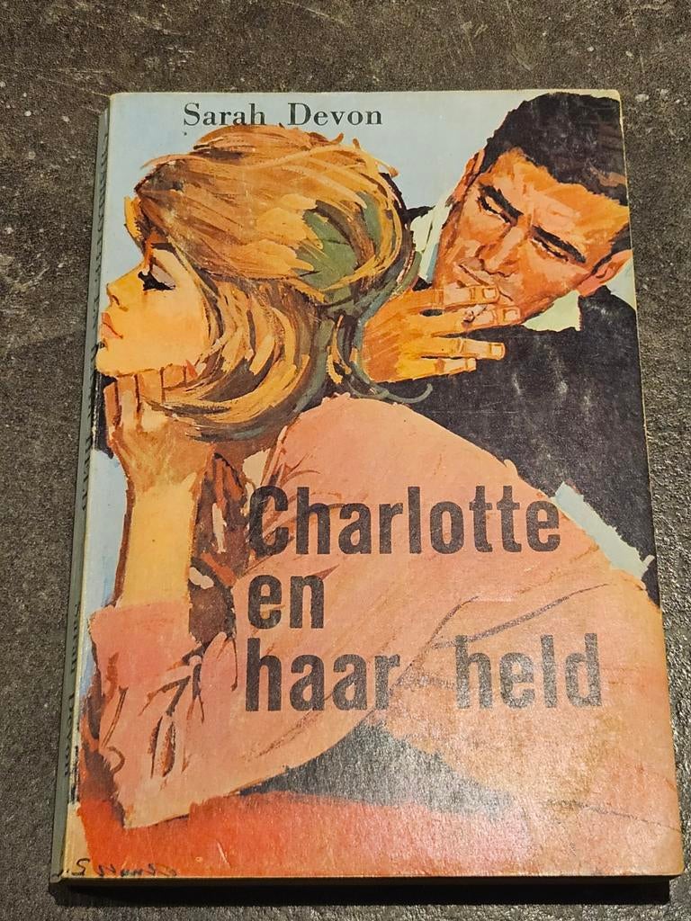 Charlotte en haar Held pocket roman van Sarah Devon, Ophalen of Verzenden, Gelezen