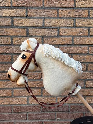 Hobbyhorse met hoofdstel, vachtkleur: Isabel // stokpaard beschikbaar voor biedingen