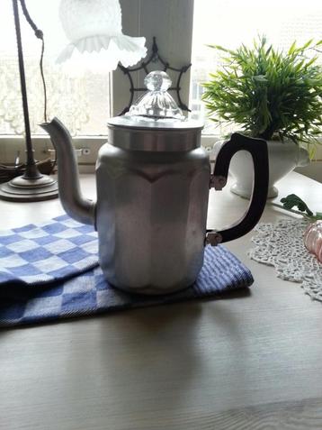 Oude aluminium koffiepot / pruttelpot   beschikbaar voor biedingen