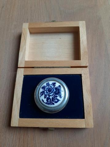 Zilveren geurdoos in houten kistje. beschikbaar voor biedingen
