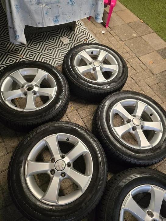mooi setje orgineel volkswagen velgen 15 inch Goede banden, Auto-onderdelen, Banden en Velgen, Banden en Velgen, Winterbanden