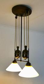 Vintage Koperen plafondlamp met 2 kapjes van melkglas, Huis en Inrichting, Lampen | Plafondlampen, Ophalen, Gebruikt, Glas