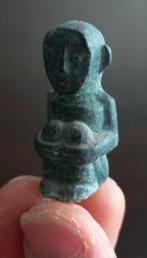 Oud steen miniatuur beeldje zittende man 4x2 cm, Ophalen of Verzenden