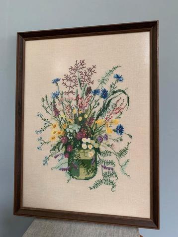 Vintage borduurwerk schilderij bloemen roze geel groen blauw beschikbaar voor biedingen