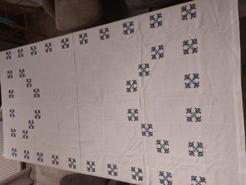 Geborduurd tafelkleed, maat 174x117. beschikbaar voor biedingen