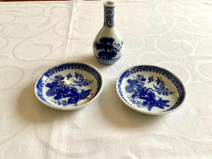 Setje 2 fraaie schoteltjes en mini flesje Japans porselein!, Antiek en Kunst, Antiek | Porselein, Ophalen of Verzenden