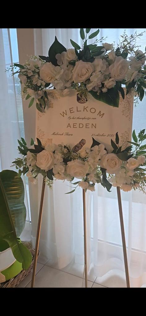 Te huur: Schildersezel, bloemen en 3x arch bogen, Hobby en Vrije tijd, Feestartikelen | Verhuur, Gebruikt, Geboorte of Huwelijk