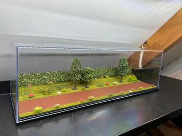 Stolp/vitrine met diorama (51cm) beschikbaar voor biedingen