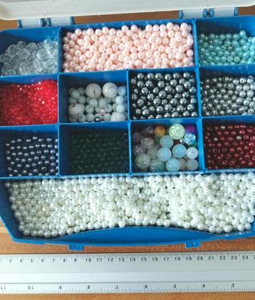 Doosje met kralen beschikbaar voor biedingen