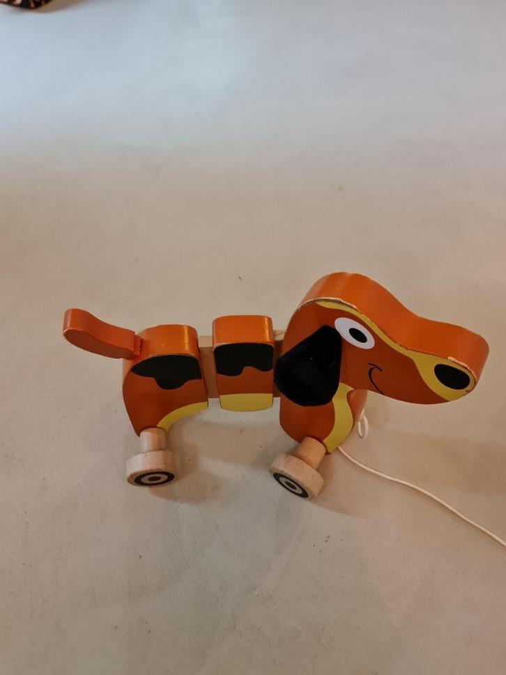 Trekspeelgoed Hondje met kwispel staart, Kinderen en Baby's, Speelgoed | Houten speelgoed, Zo goed als nieuw, Overige typen, Ophalen of Verzenden