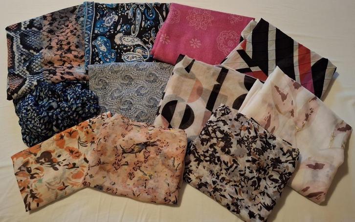 Set van 11 sjaals diverse kleur en model prijs v.set € 10,--, Kleding | Dames, Mutsen, Sjaals en Handschoenen, Zo goed als nieuw