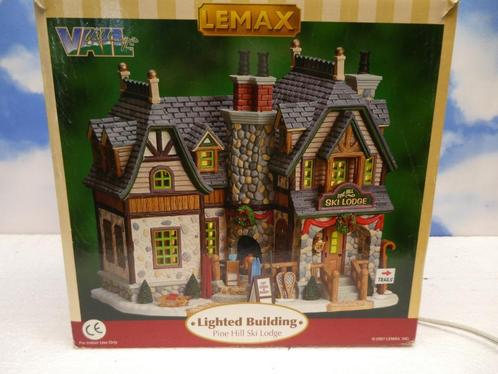 lemax Pine Hill Ski Lodge kerstdorp kersthuisjes accessoire, Diversen, Kerst, Zo goed als nieuw, Ophalen of Verzenden