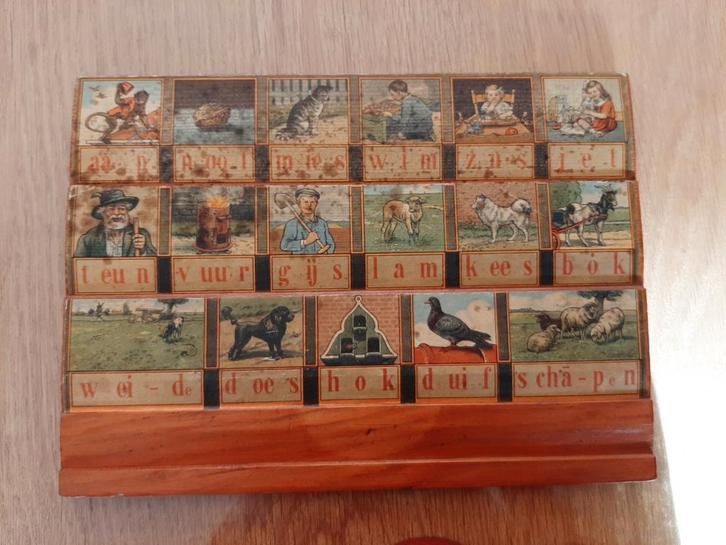 Antiek leesplankje van Hoogeveen met twee letterdoosjes, Antiek en Kunst, Antiek | Schoolplaten, Overige thema's, Ophalen of Verzenden