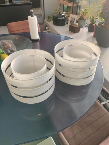 Twee witte lampenkappen beschikbaar voor biedingen