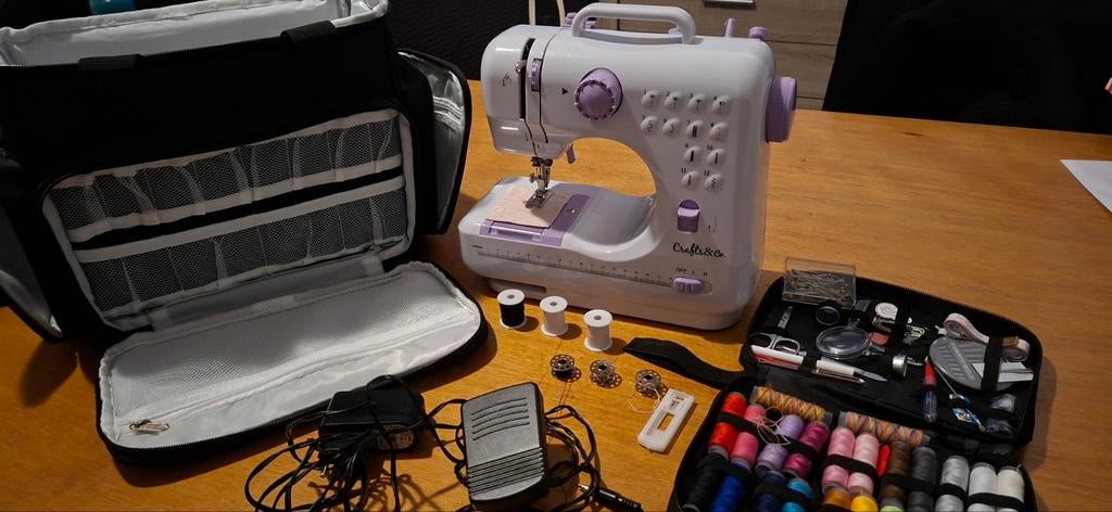 Zeer leuke naaimachine voor kinderen met toebehoren, Hobby en Vrije tijd, Naaimachines en Toebehoren, Ophalen, Zo goed als nieuw