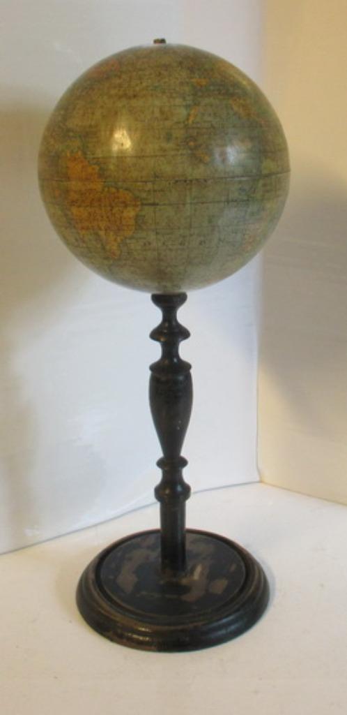 oude kleine globe wereldbol op voet Stalingrad 141, Antiek en Kunst, Curiosa en Brocante, Verzenden