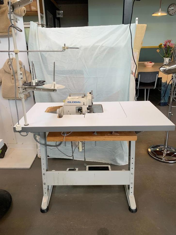 Global lockmachine Ov414- 240 DD, Hobby en Vrije tijd, Naaimachines en Toebehoren, Lockmachine, Overige merken, Ophalen