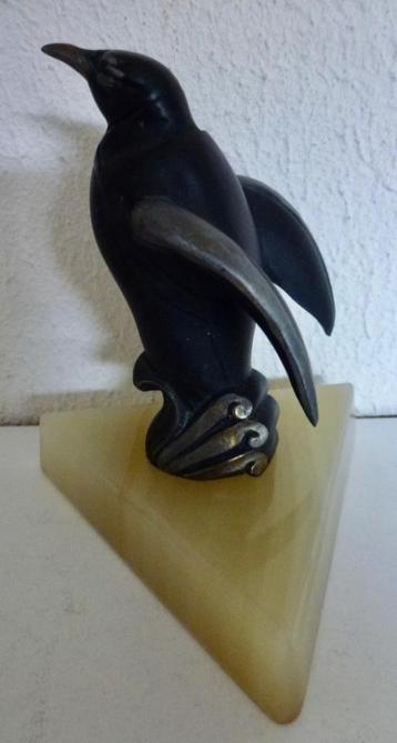 Art Deco gestileerde bronzen pinguïn op marmeren voetstuk. beschikbaar voor biedingen