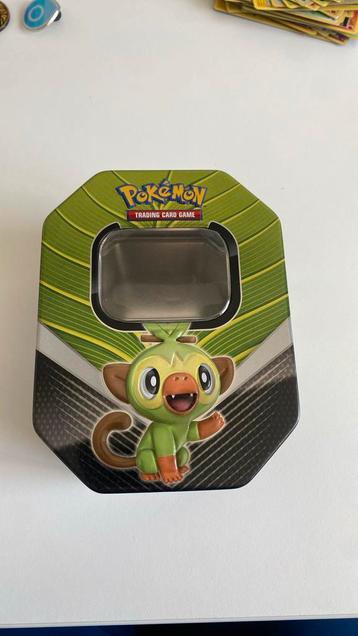 Pokemon kaarten, munten, speltje, bakjes en een verzamelmap beschikbaar voor biedingen