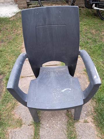 2 Tuinstoelen - Beschadigd, maar bruikbaar beschikbaar voor biedingen