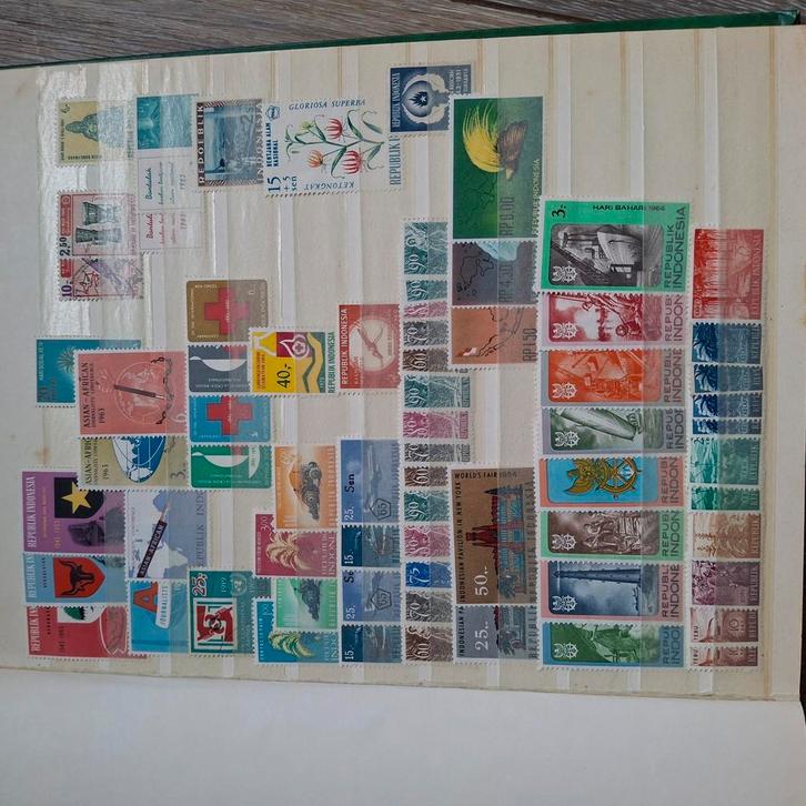 Stockboekmet 16 bladen Indonesie / Div. Europese landen, Postzegels en Munten, Postzegels | Volle albums en Verzamelingen, Buitenland
