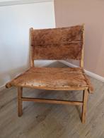 Houten stoel bekleed met geitenvacht, Huis en Inrichting, Stoelen, Ophalen, Bruin, Zo goed als nieuw, Eén