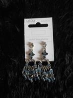 ZILVERKLEURIGE OORHANGERS MET BLAUWE KRALEN/ GRATIS VERZ., Overige materialen, Hangers, Nieuw, Verzenden