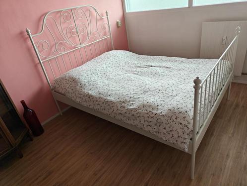 Romantisch slapen in stijl – LEIRVIK bedframe 140x200 cm, Huis en Inrichting, Slaapkamer | Bedden, Gebruikt, Twijfelaar, 140 cm