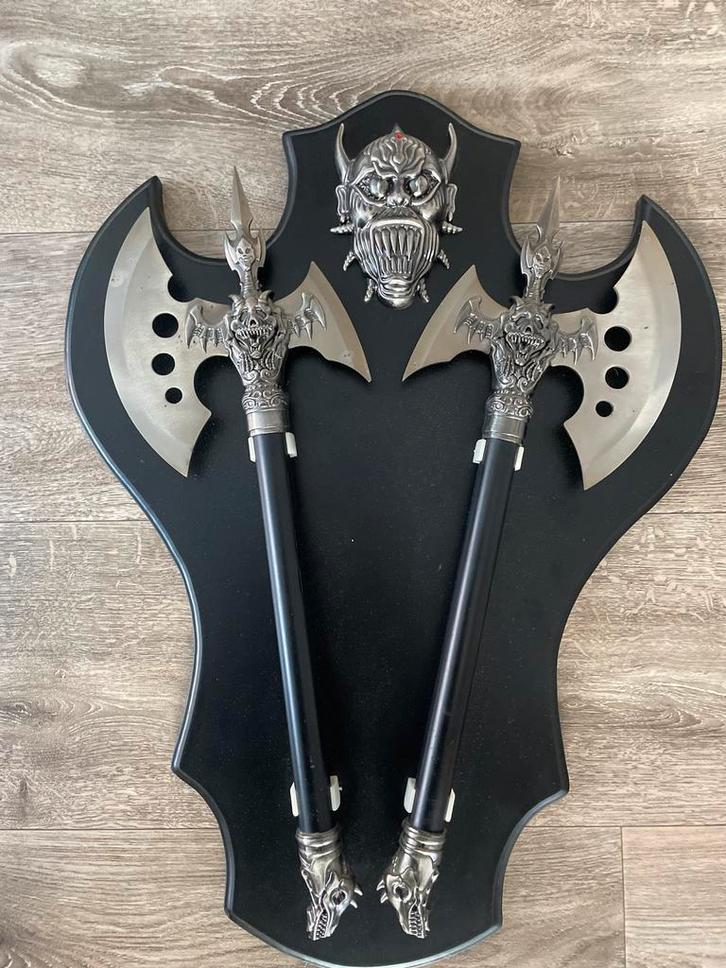 Decoratieve Bijlen Set met Wandmontage Demonisch Thema, Antiek en Kunst, Antiek | Overige Antiek, Ophalen of Verzenden