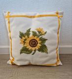 Zonnebloem kussen geborduurd geel woonaccessoires vintage, Ophalen of Verzenden, Zo goed als nieuw, Vierkant
