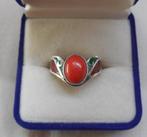 Zilveren vintage ring met rode mat steen en kleuren nr.455, Gebruikt, Verzenden, Kleiner dan 17, Dame