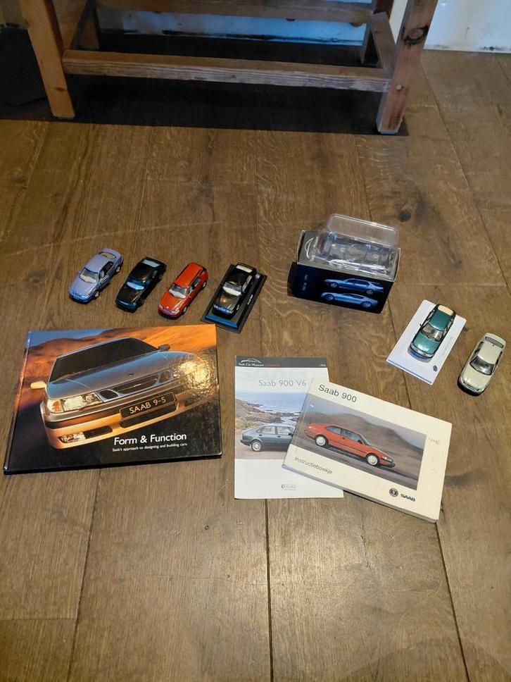 Saab modelauto's + boek, Hobby en Vrije tijd, Modelauto's | 1:18, Zo goed als nieuw, Auto, Overige merken, Ophalen of Verzenden