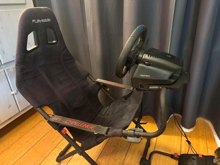 Playseat Challenge met Logitech G923 Trueforce racestuur, Spelcomputers en Games, Spelcomputers | Sony PlayStation Consoles | Accessoires