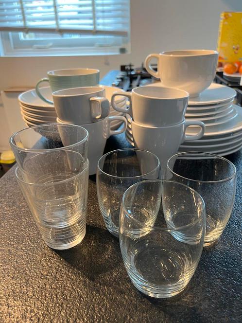 Prima IKEA servies incl. mokken en glazen!, Huis en Inrichting, Keuken | Servies, Gebruikt, Bord(en), Overige stijlen, Glas, Ophalen of Verzenden