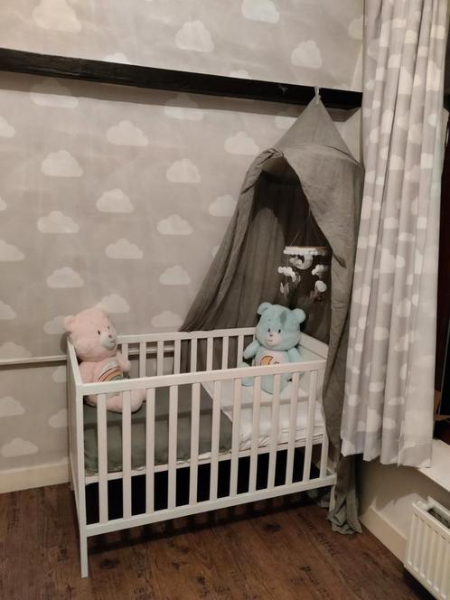 Ledikant Ikea SUNDVIK incl matras en bedrand voor peuters, Kinderen en Baby's, Kinderkamer | Complete kinderkamers, Zo goed als nieuw